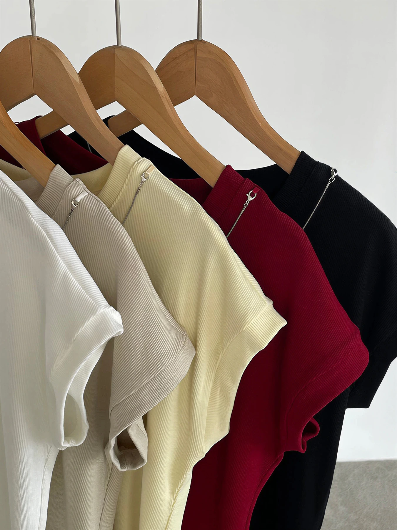 デザイン感のあるラウンドネックネックレス付きウエストマークスリット入り 細見え半袖Tシャツ