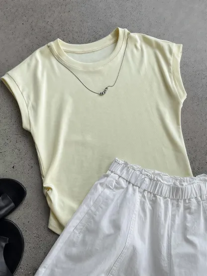 デザイン感のあるラウンドネックネックレス付きウエストマークスリット入り 細見え半袖Tシャツ