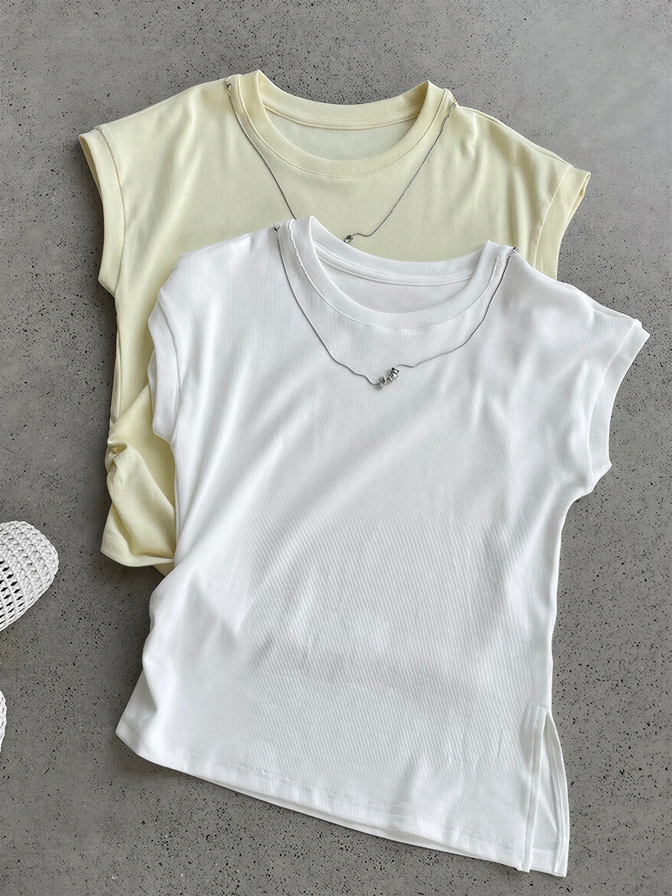 デザイン感のあるラウンドネックネックレス付きウエストマークスリット入り 細見え半袖Tシャツ