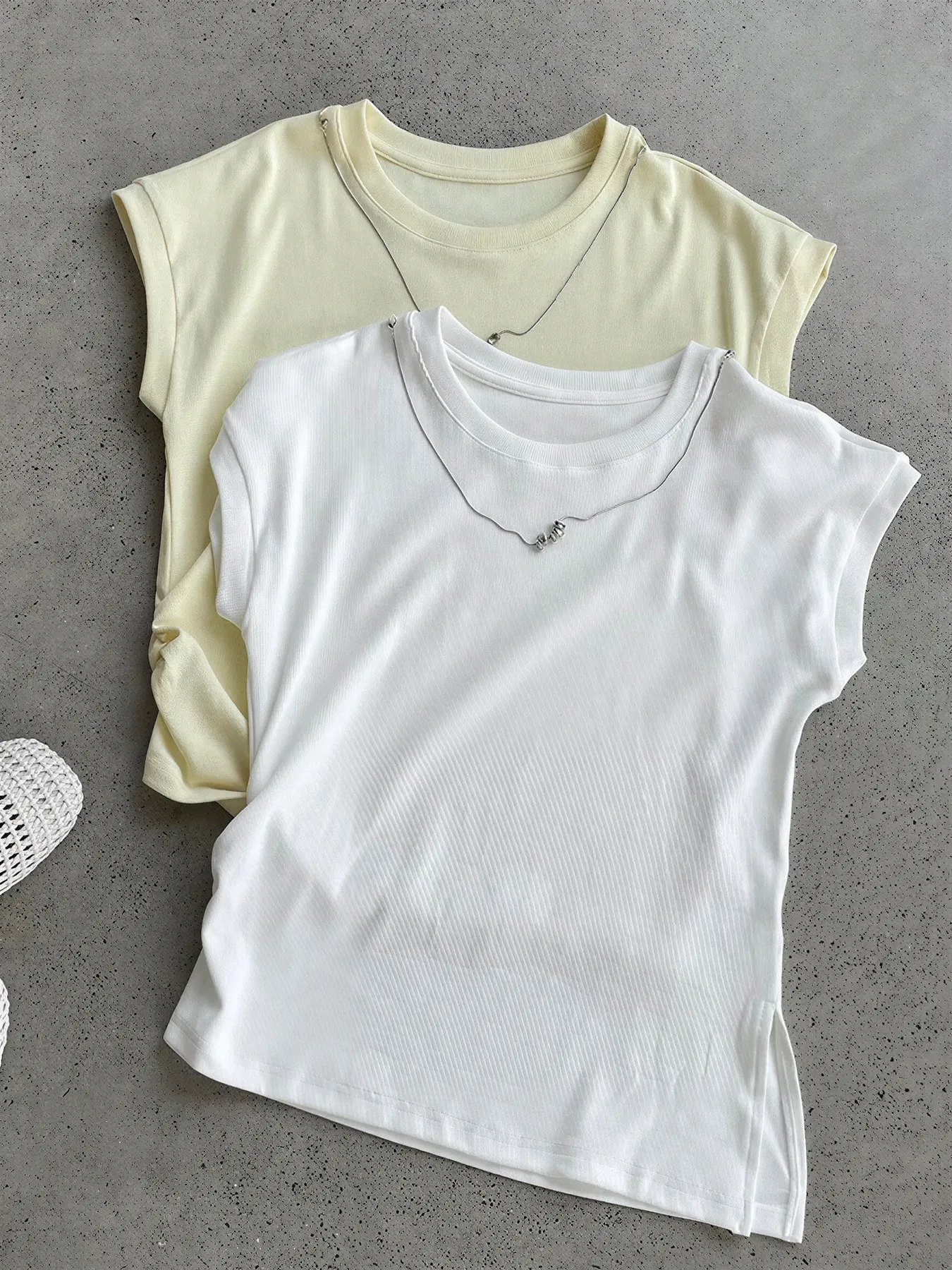 デザイン感のあるラウンドネックネックレス付きウエストマークスリット入り 細見え半袖Tシャツ