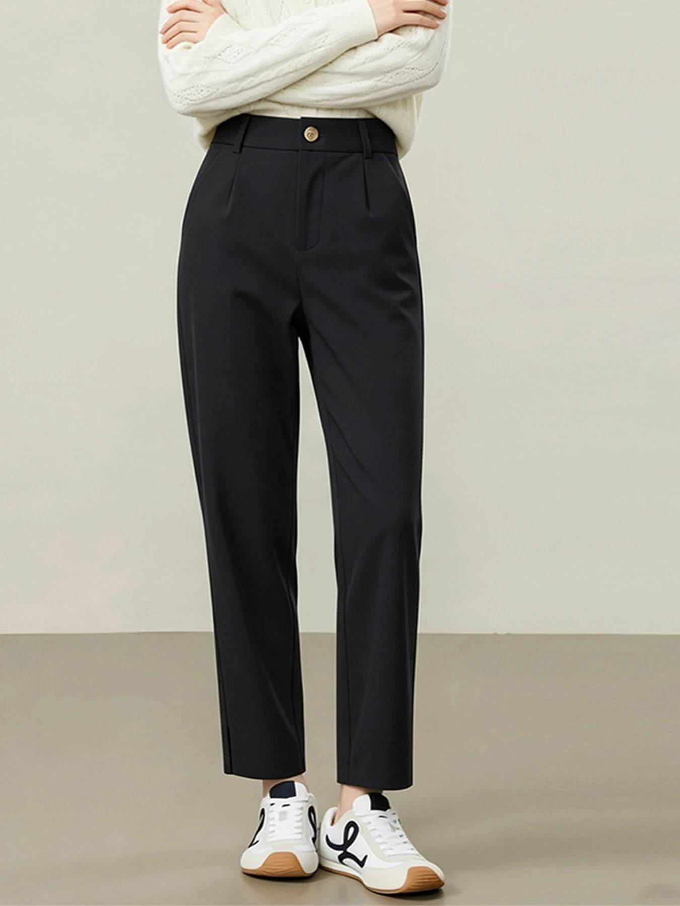 ゆったりストレッチ性のあるスリット入りストレートスラックス