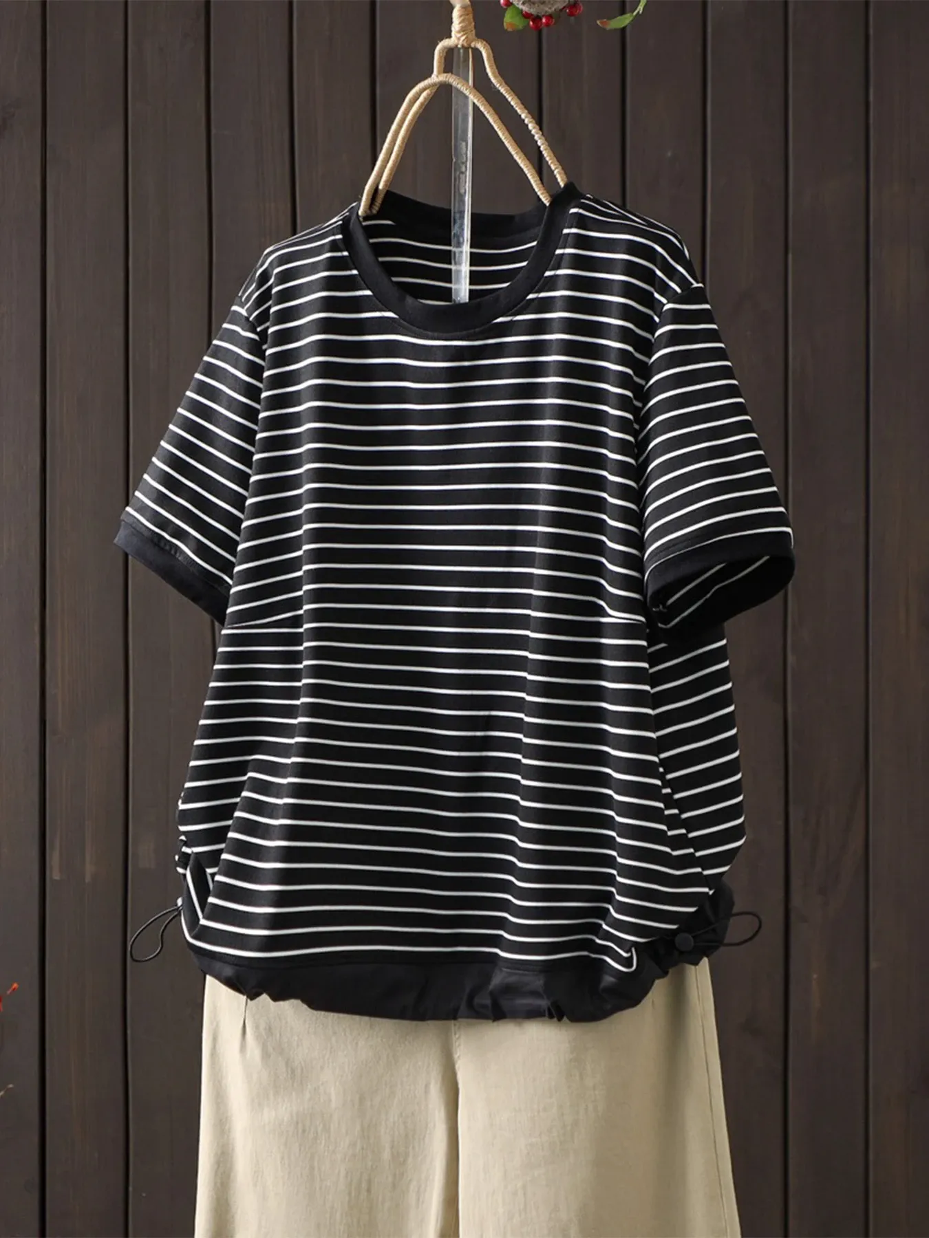 ボーダー柄クルーネック裾ドローストリング付き半袖Tシャツ