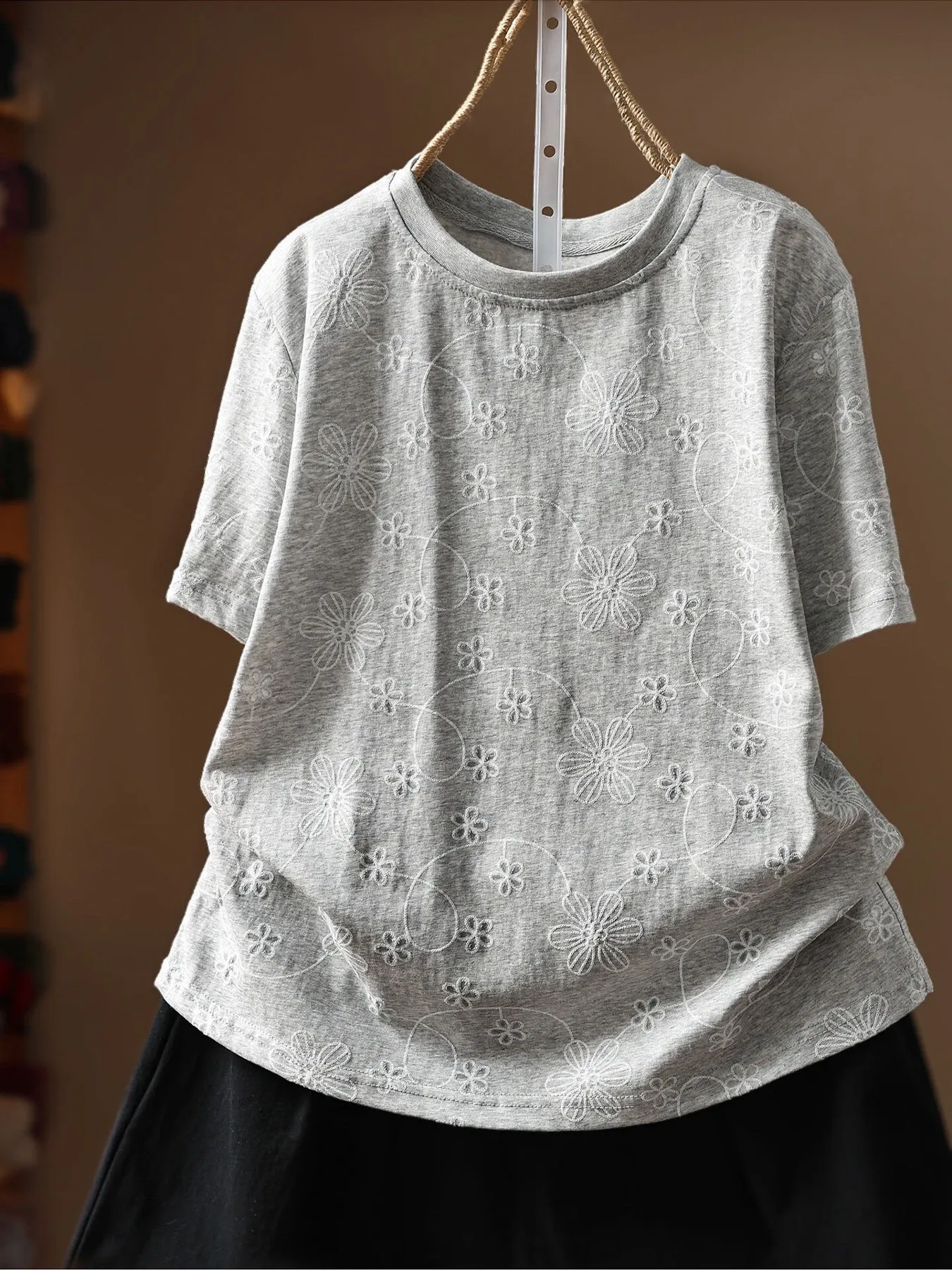 ゆったり花柄刺繍入りコットン半袖Tシャツ