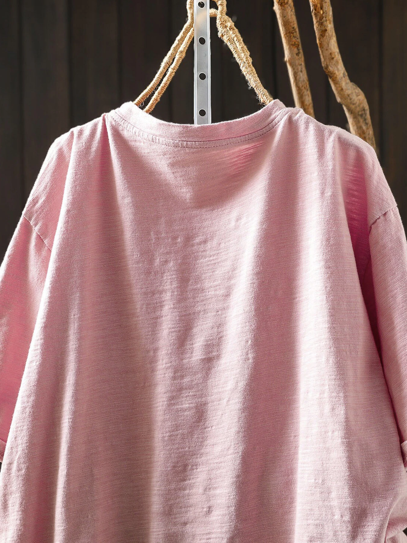 お洒落な花柄アップリケデザインの半袖Tシャツ