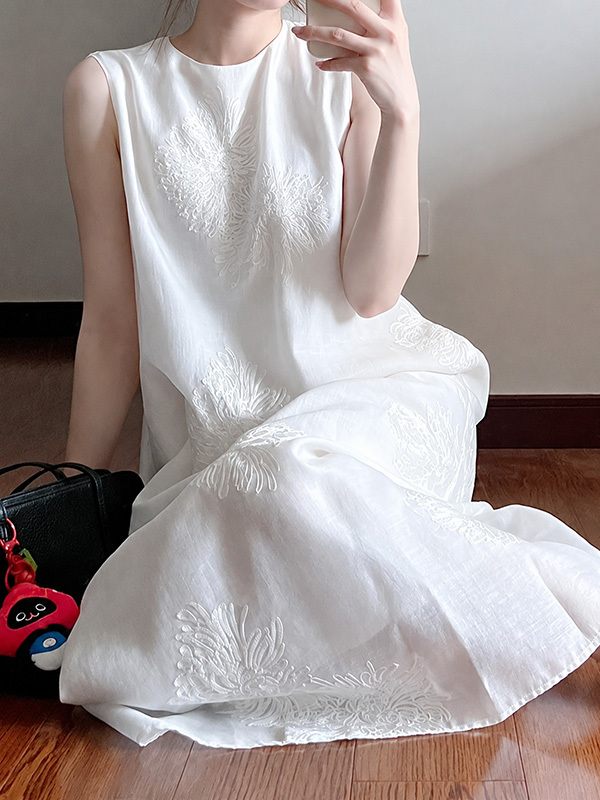 ゆったりシルエット細見え刺繍入り ノースリーブワンピース