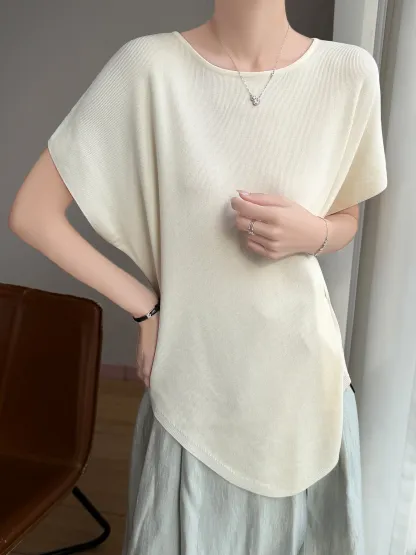 ゆったりとしたラウンドネック半袖ニット