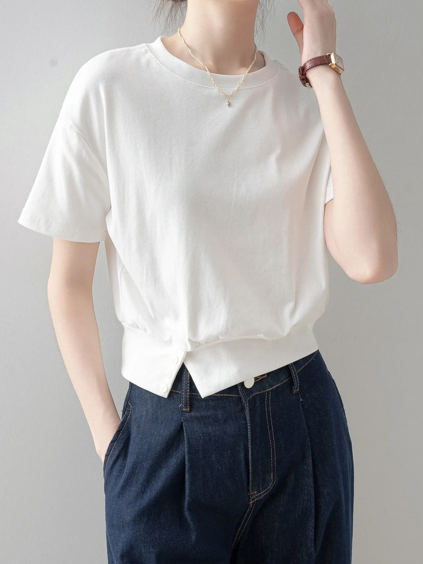 着回しやすい裾スリット入り半袖Tシャツ