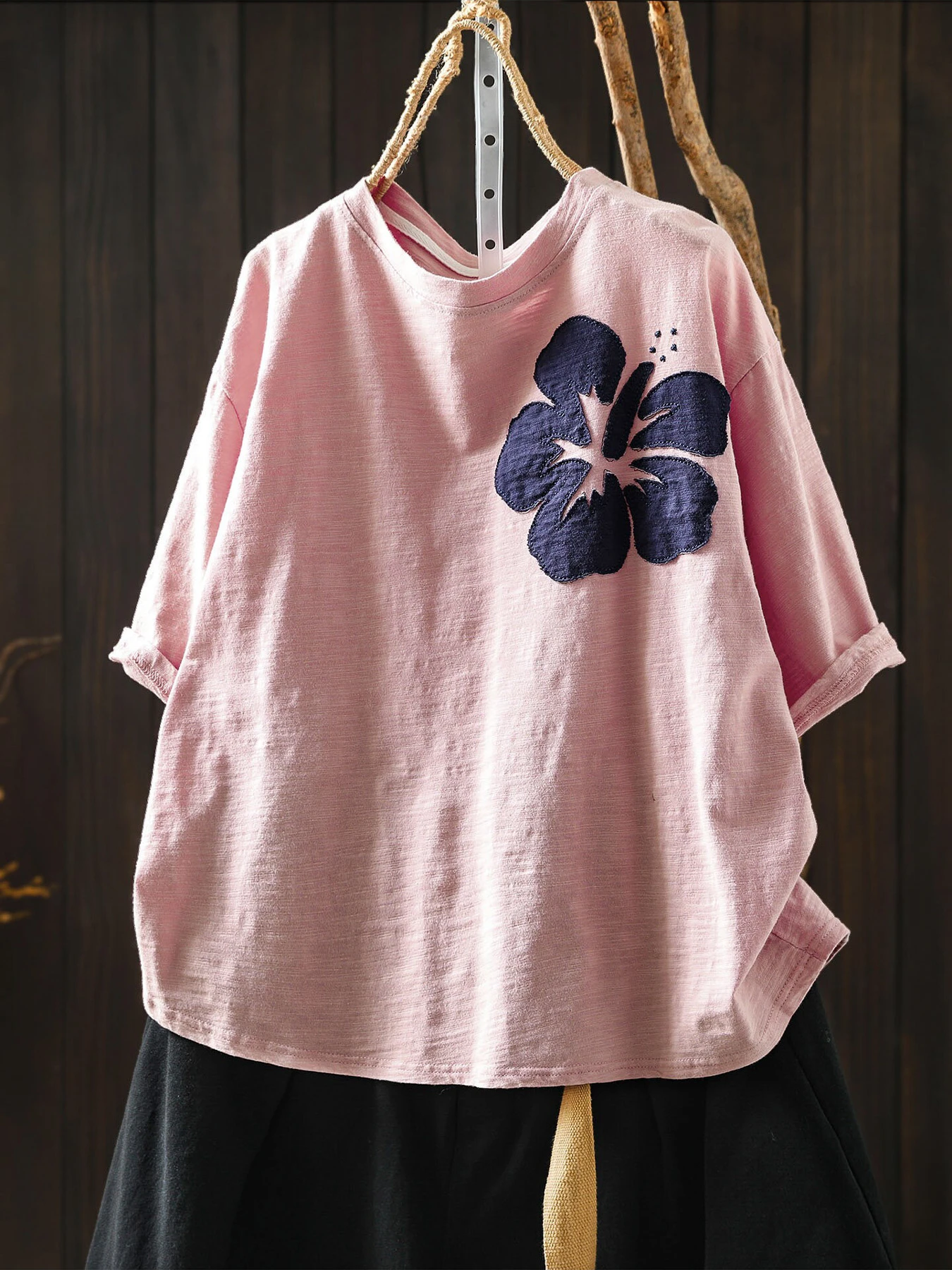お洒落な花柄アップリケデザインの半袖Tシャツ