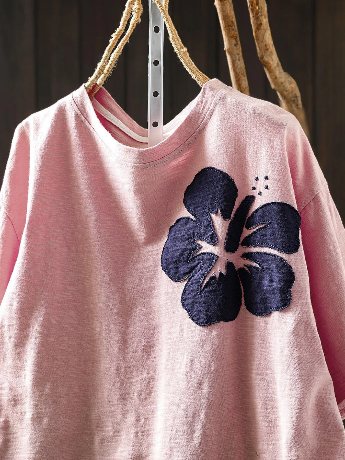 お洒落な花柄アップリケデザインの半袖Tシャツ