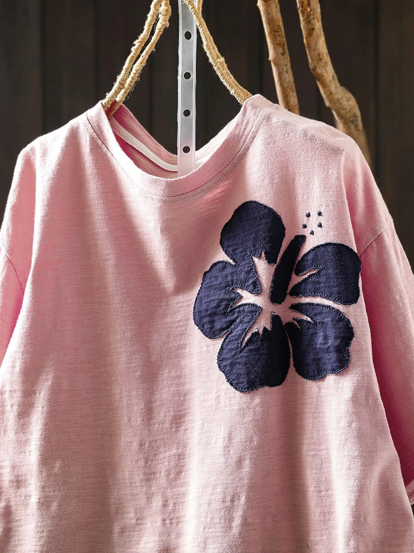 お洒落な花柄アップリケデザインの半袖Tシャツ