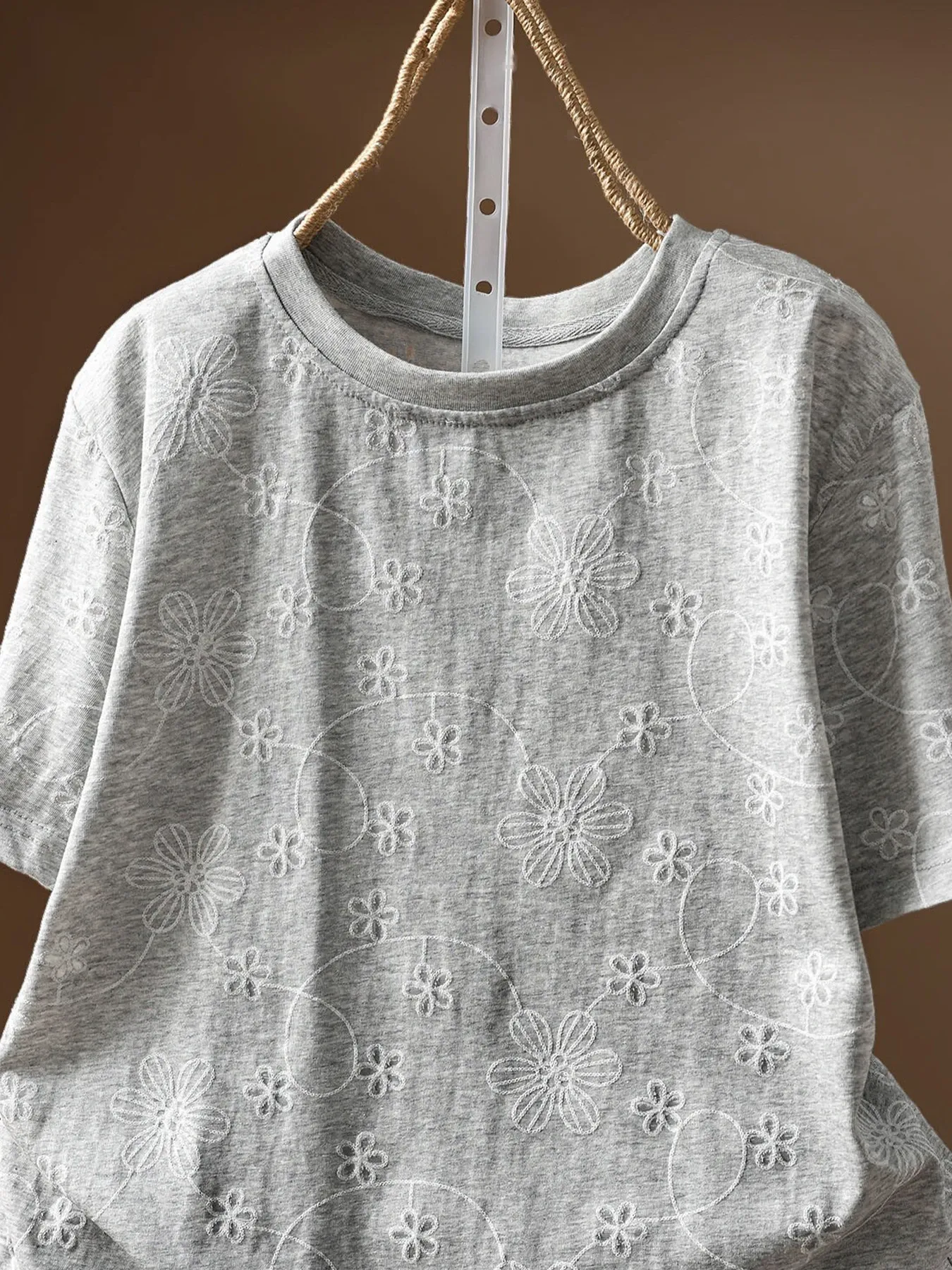 ゆったり花柄刺繍入りコットン半袖Tシャツ