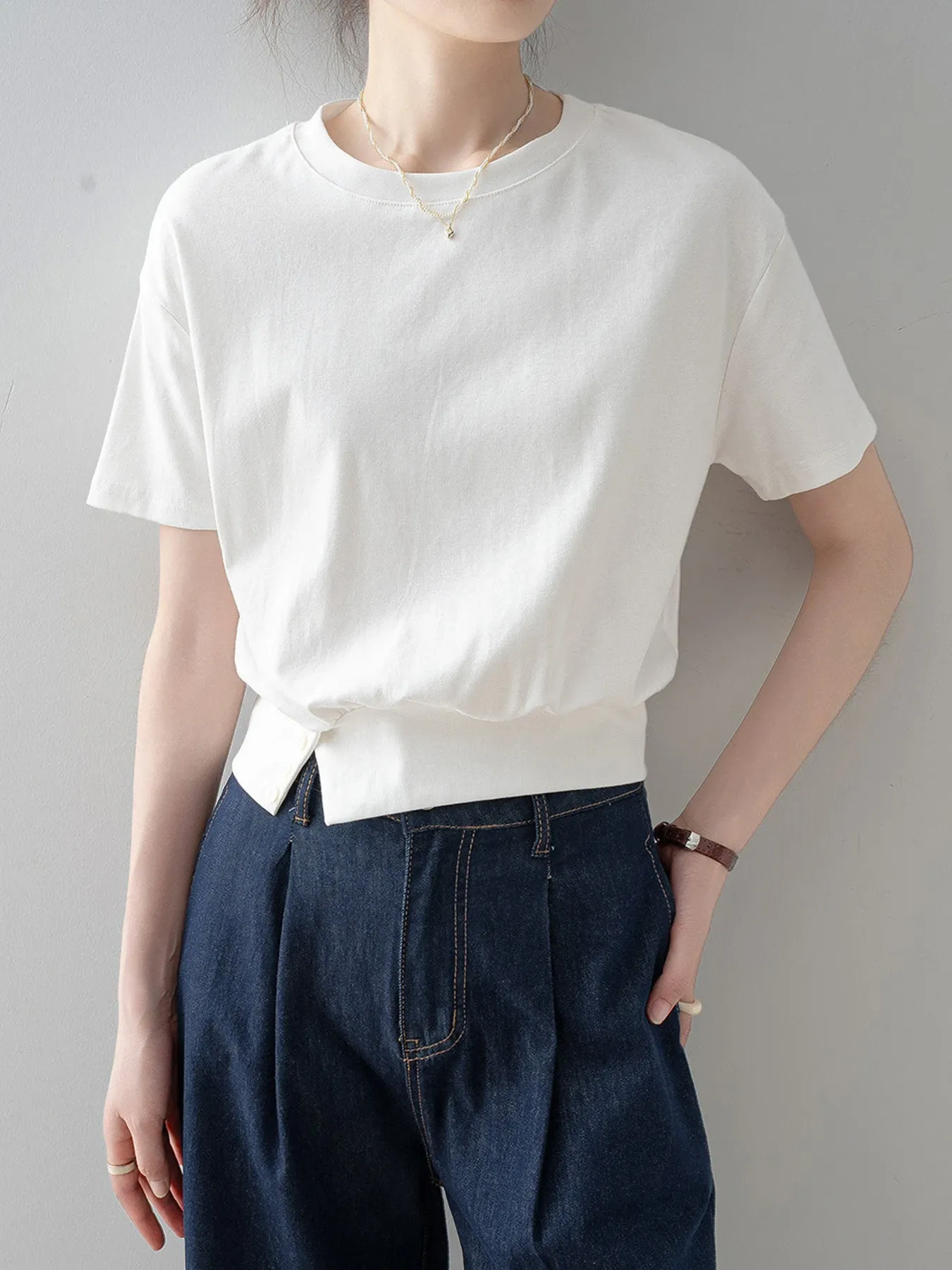 着回しやすい裾スリット入り半袖Tシャツ