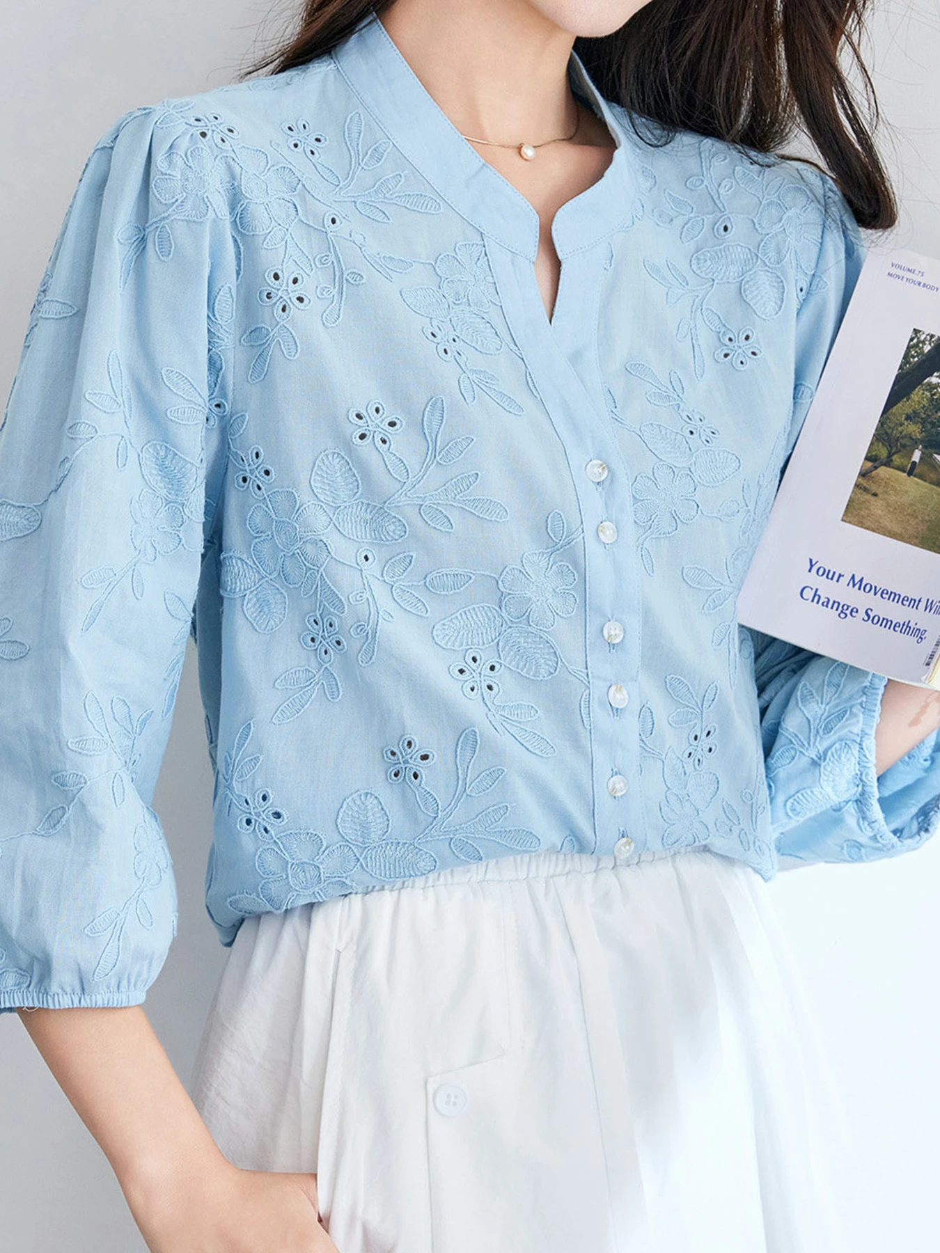 コットン100％レース刺繍入りVネックブラウス