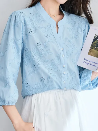コットン100％レース刺繍入りVネックブラウス