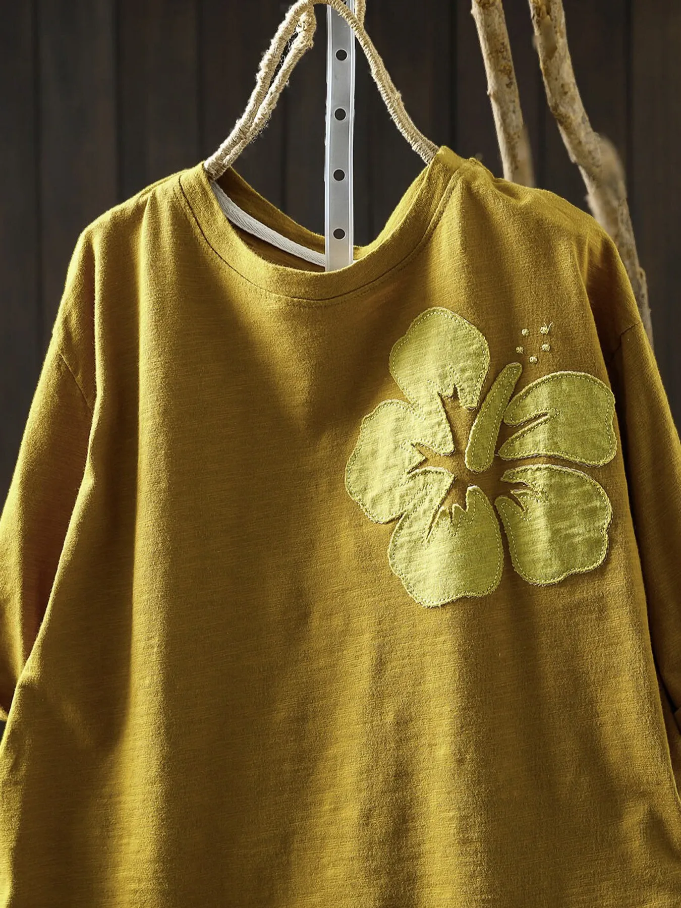 お洒落な花柄アップリケデザインの半袖Tシャツ