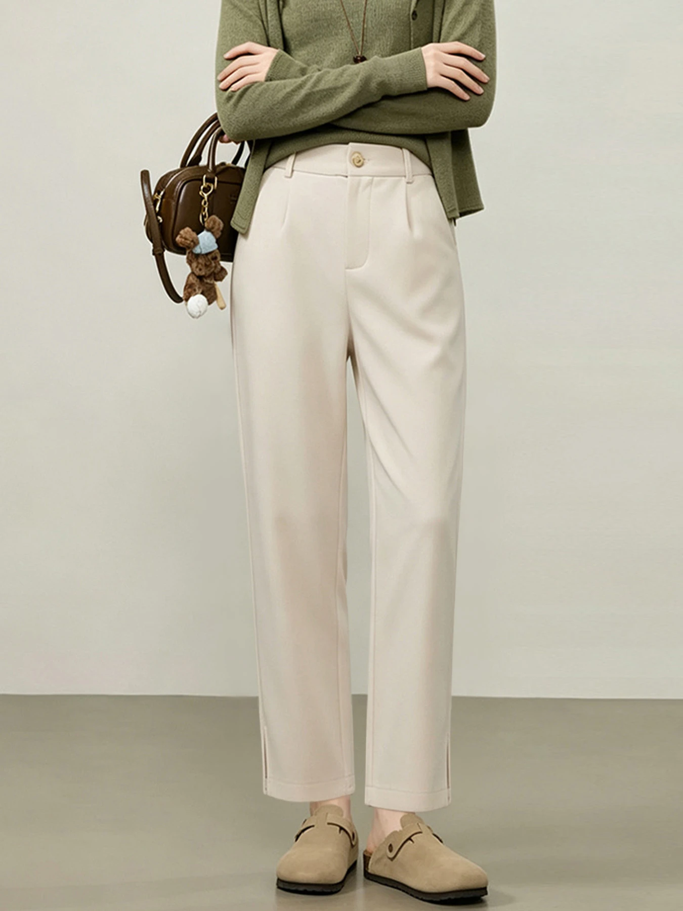 ゆったりストレッチ性のあるスリット入りストレートスラックス