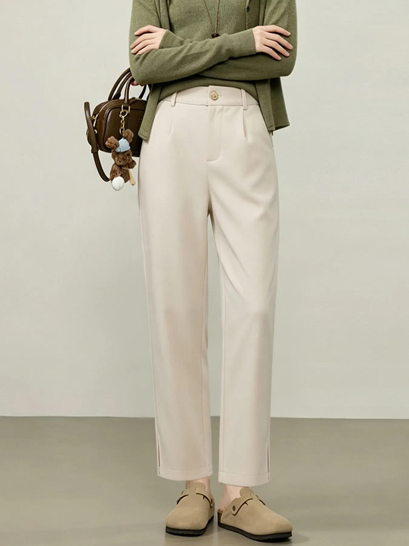 ゆったりストレッチ性のあるスリット入りストレートスラックス