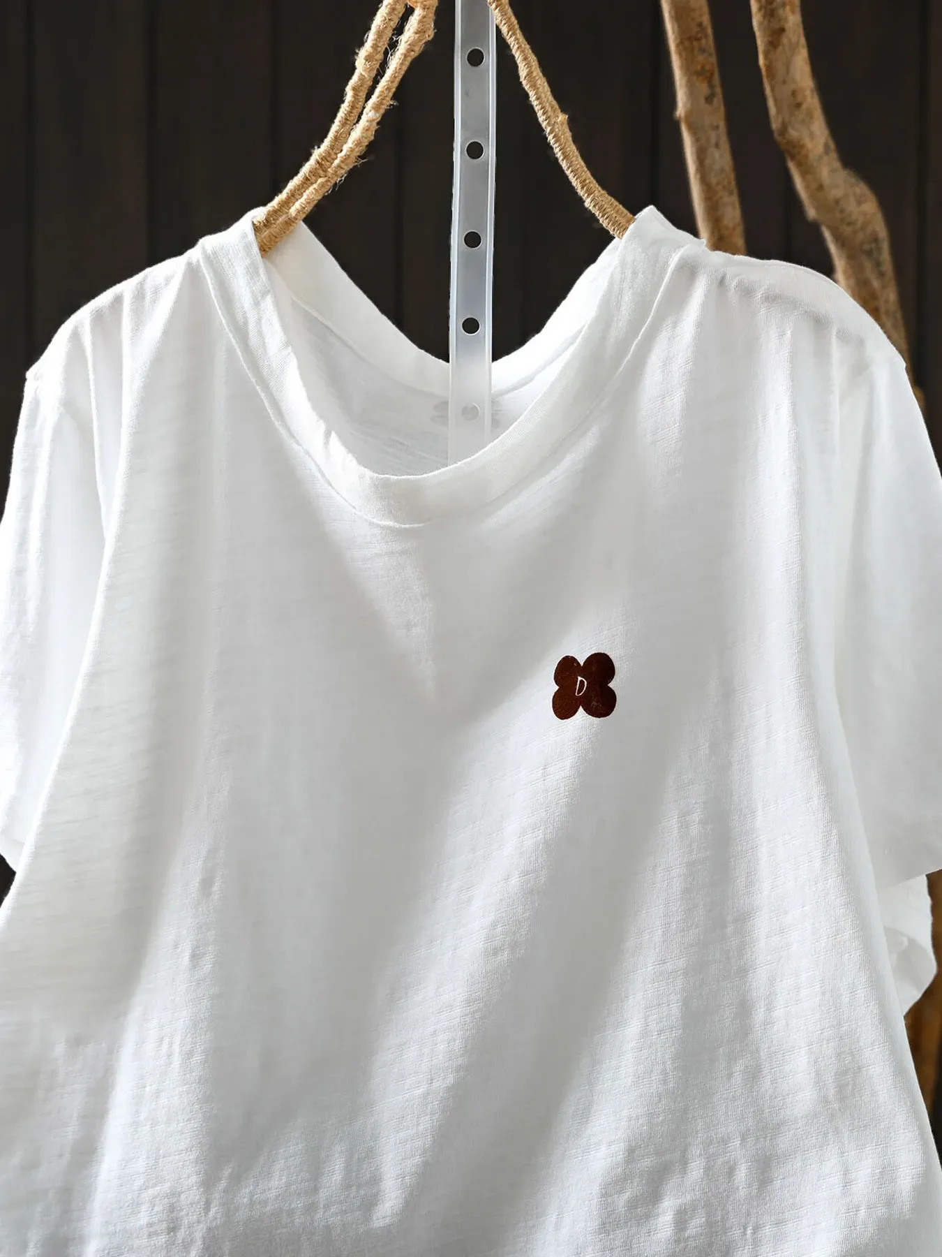 上品さ漂う小花ワッペン付きコットン100％半袖Tシャツ