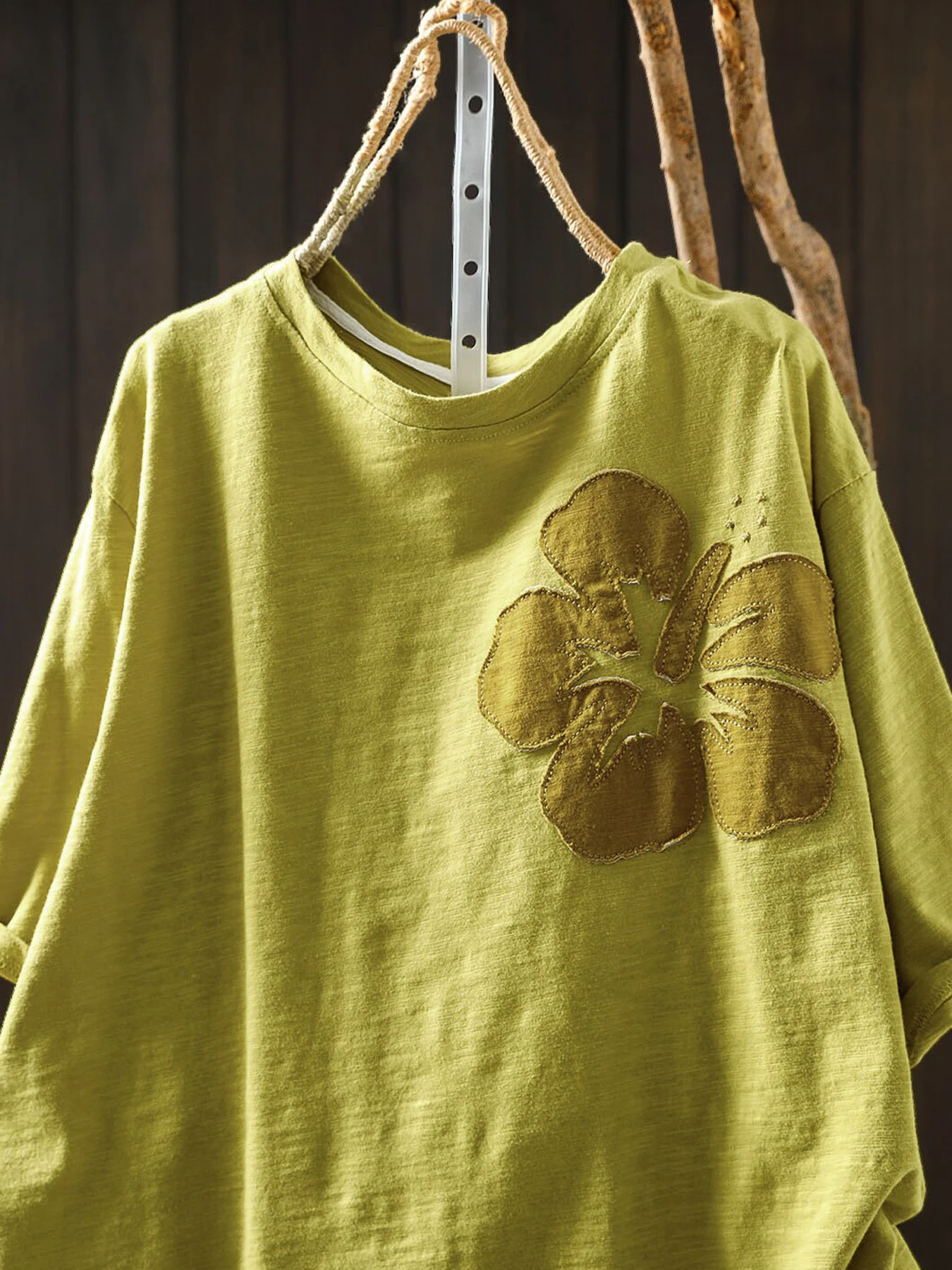 お洒落な花柄アップリケデザインの半袖Tシャツ