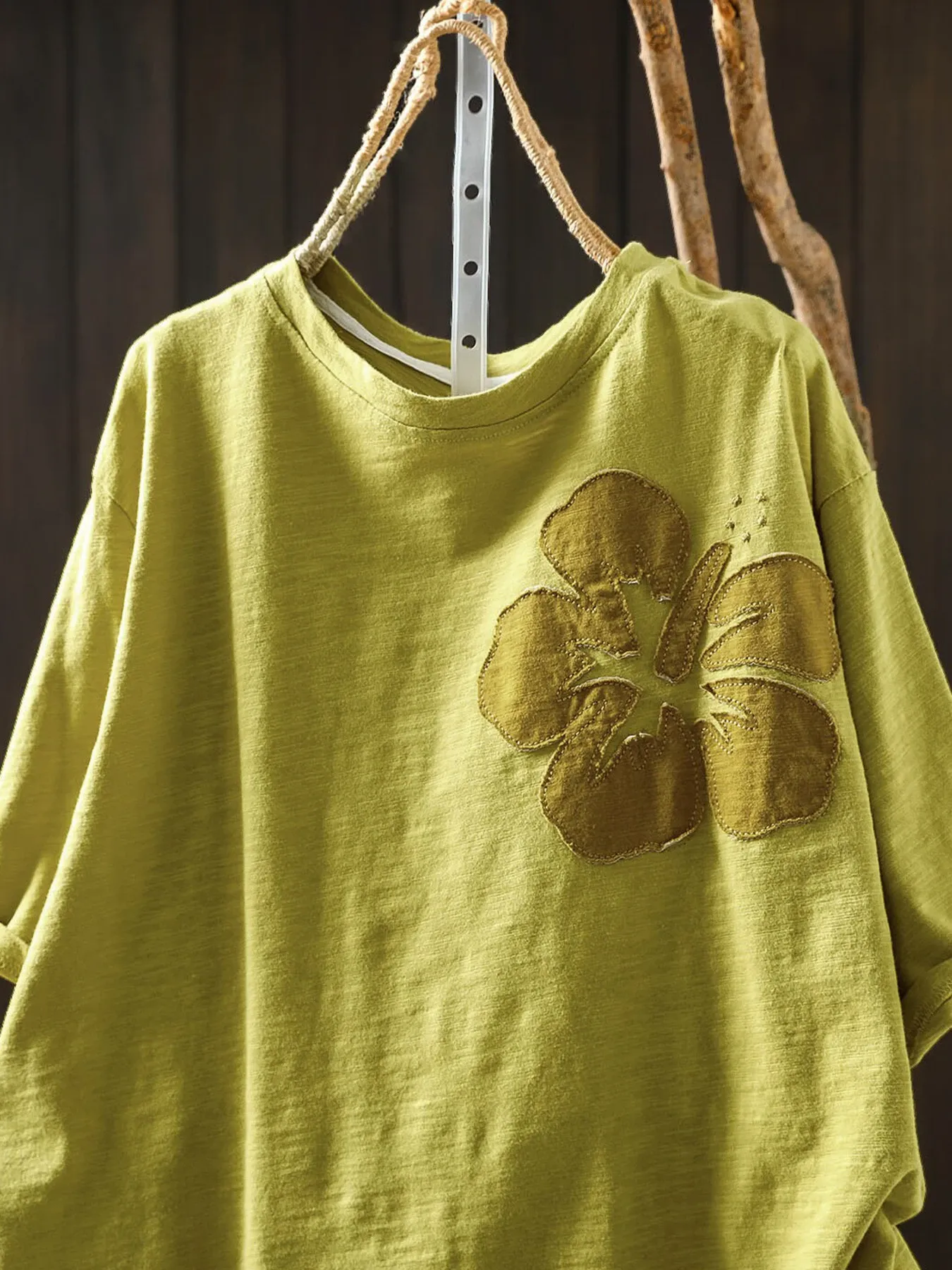 お洒落な花柄アップリケデザインの半袖Tシャツ