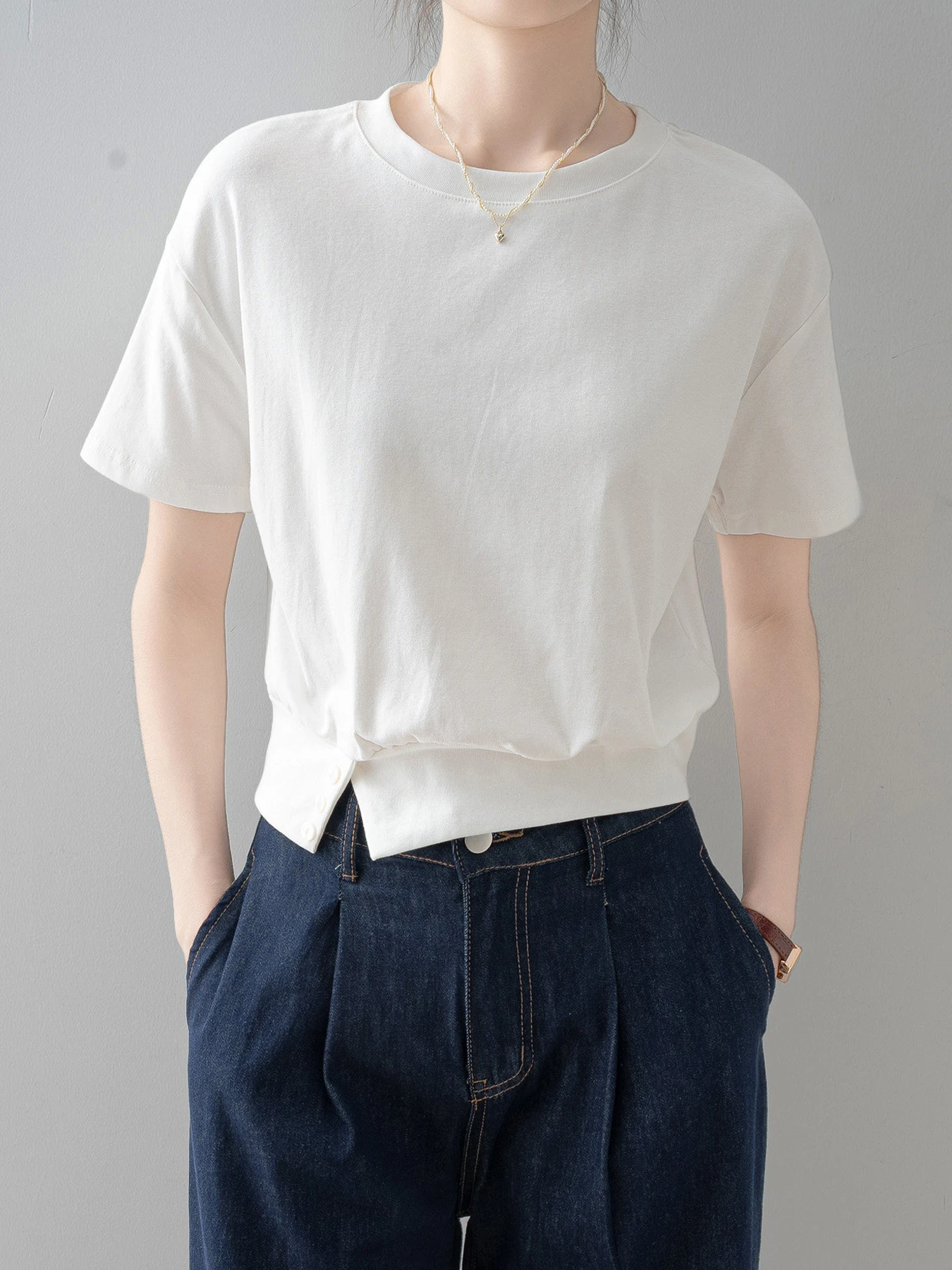 着回しやすい裾スリット入り半袖Tシャツ