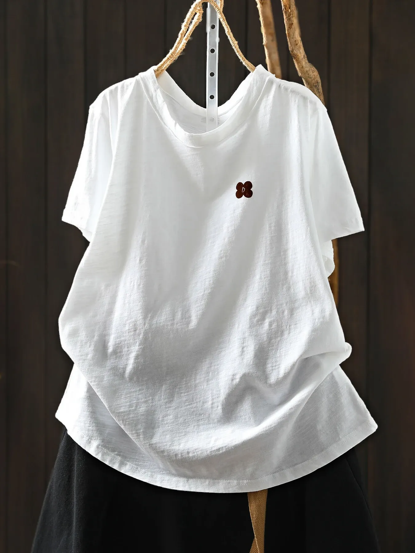 上品さ漂う小花ワッペン付きコットン100％半袖Tシャツ