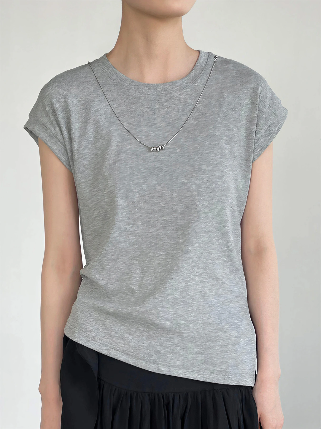 デザイン感のあるラウンドネックネックレス付きウエストマークスリット入り 細見え半袖Tシャツ