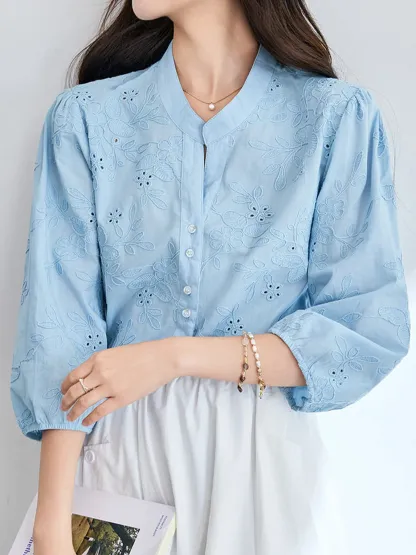 コットン100％レース刺繍入りVネックブラウス