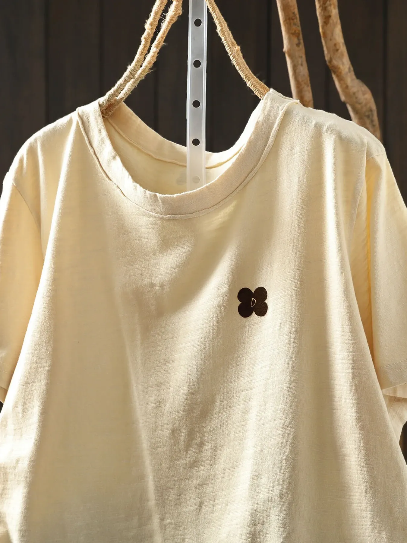 上品さ漂う小花ワッペン付きコットン100％半袖Tシャツ