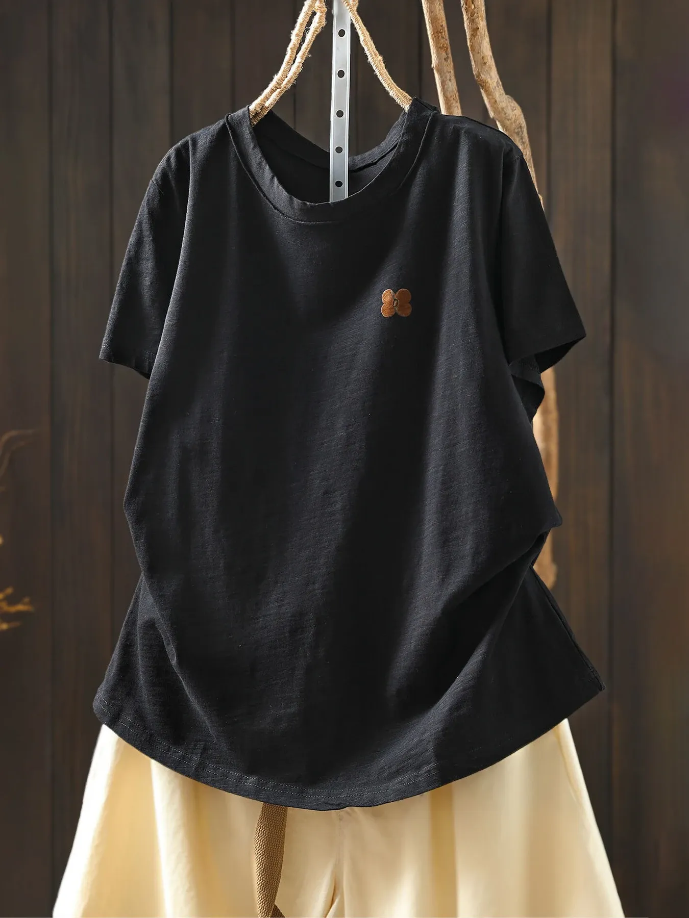 上品さ漂う小花ワッペン付きコットン100％半袖Tシャツ