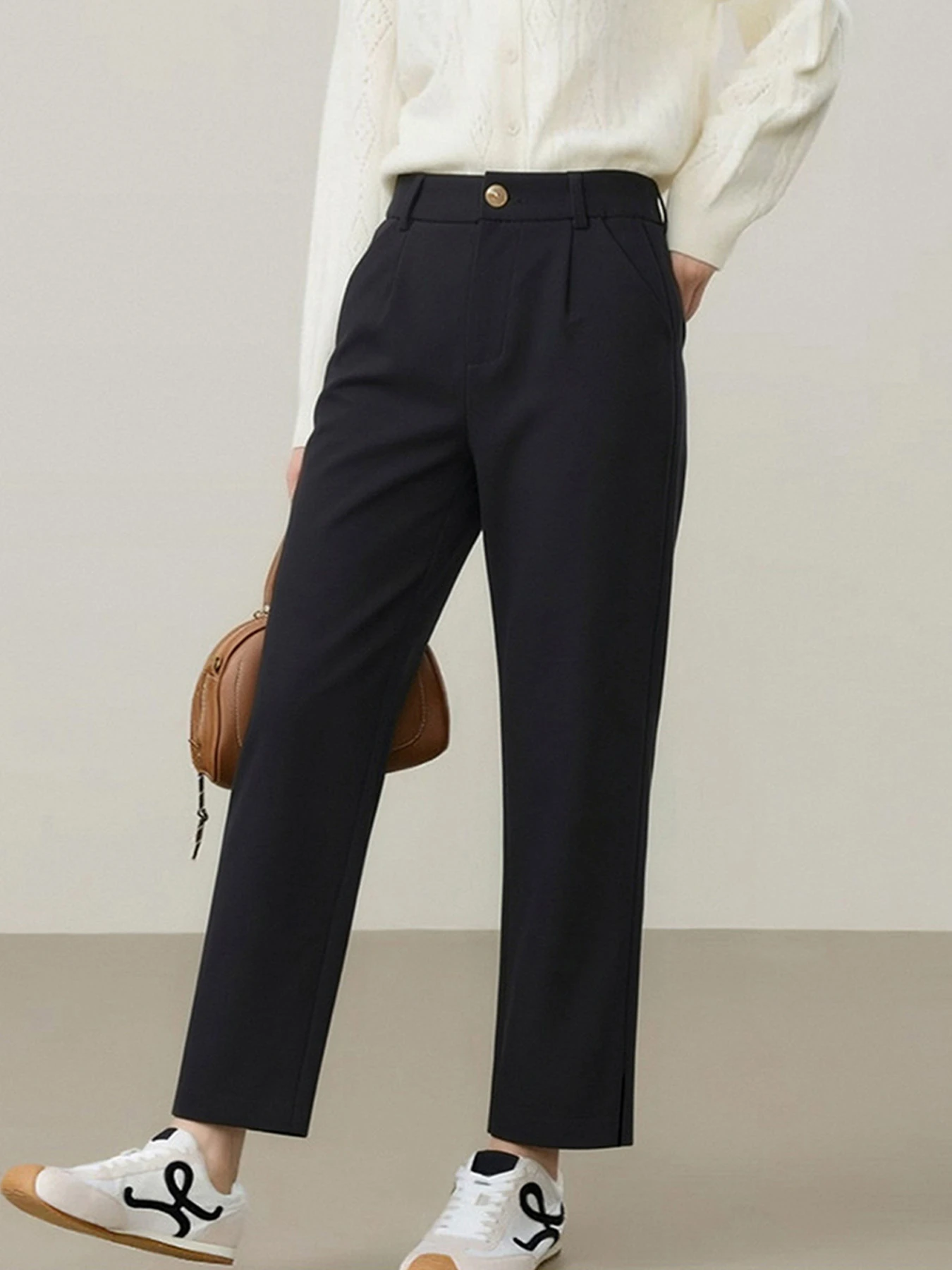 ゆったりストレッチ性のあるスリット入りストレートスラックス