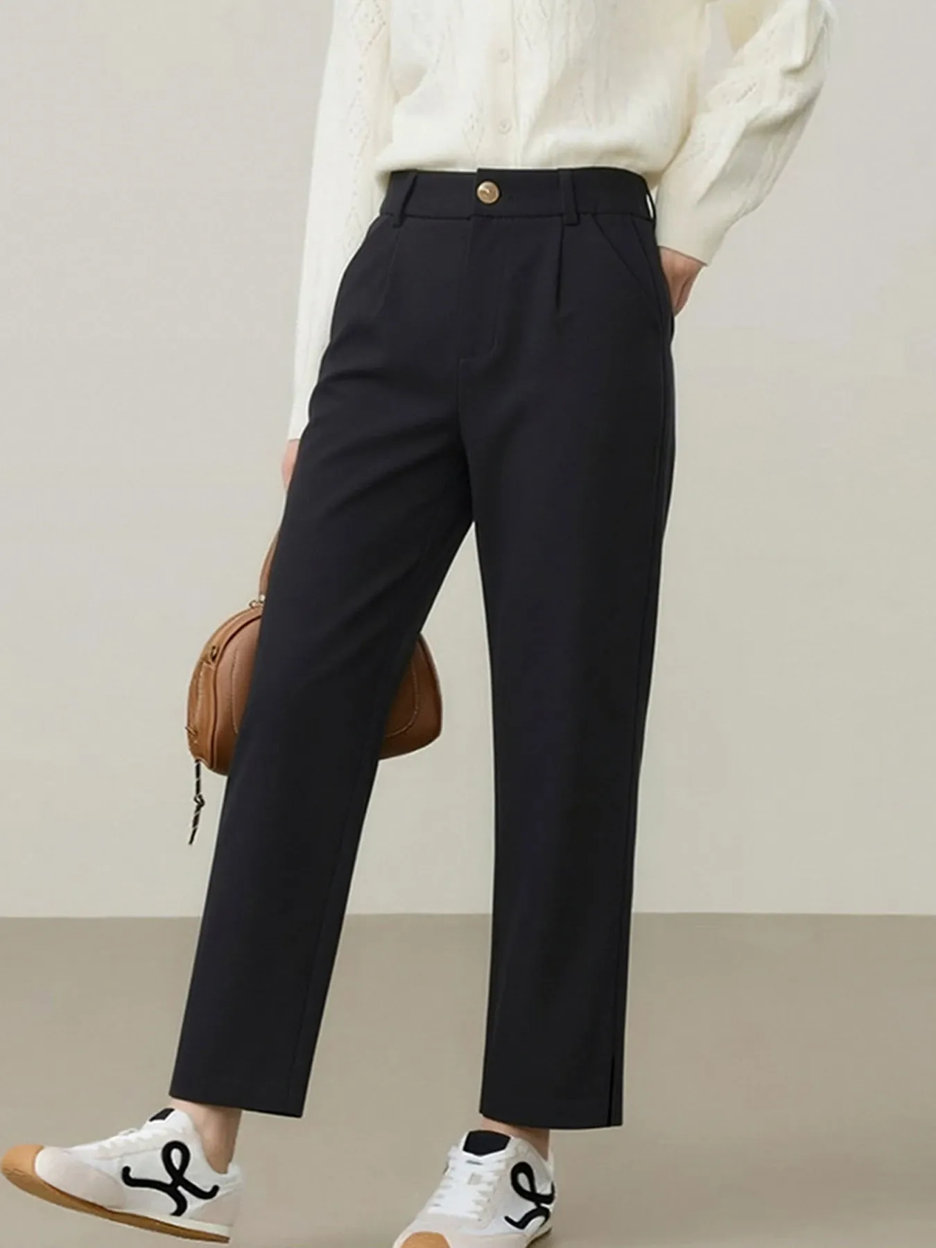 ゆったりストレッチ性のあるスリット入りストレートスラックス