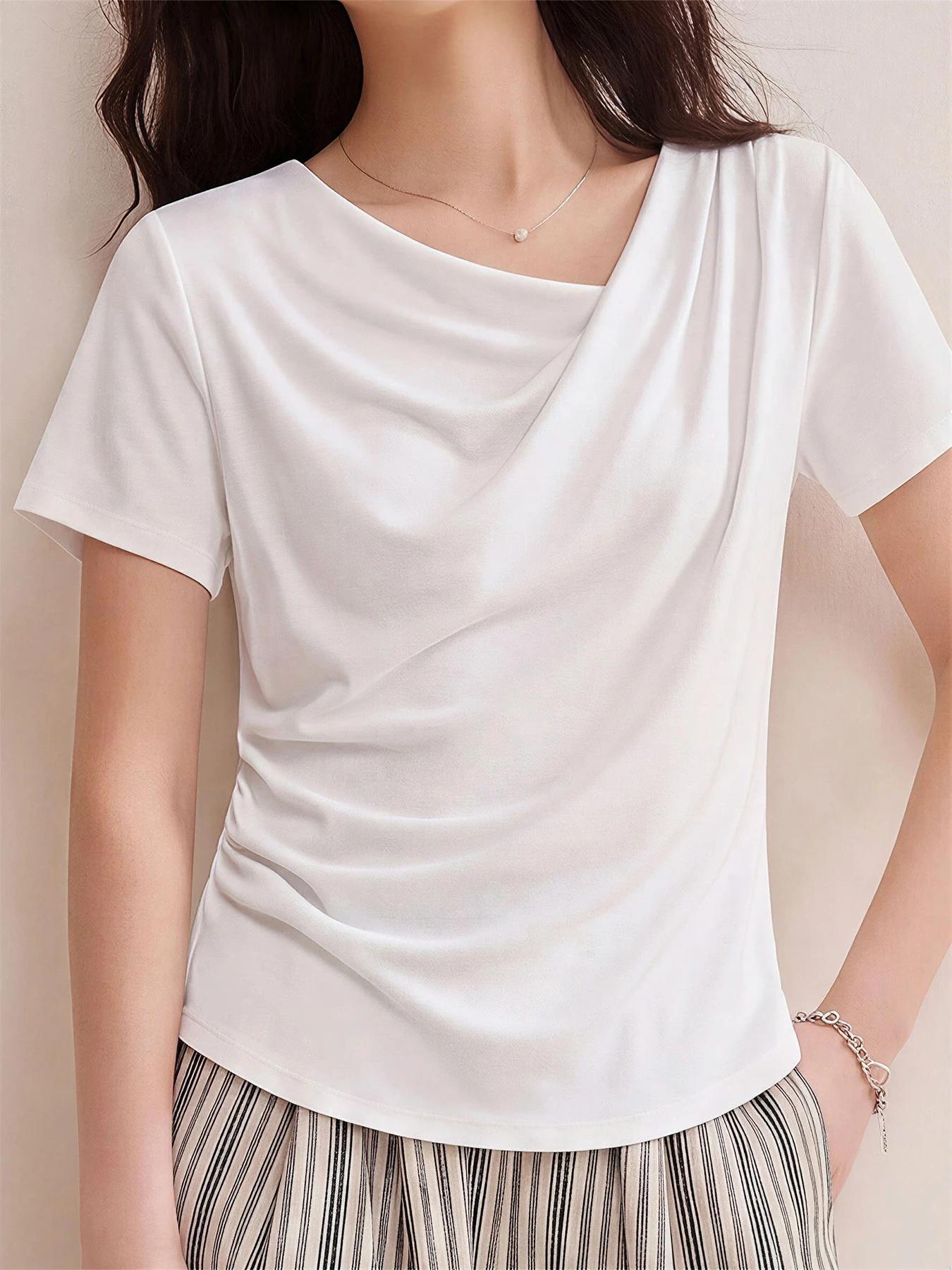高級感溢れるドレープネックすっきり見え半袖Tシャツ 