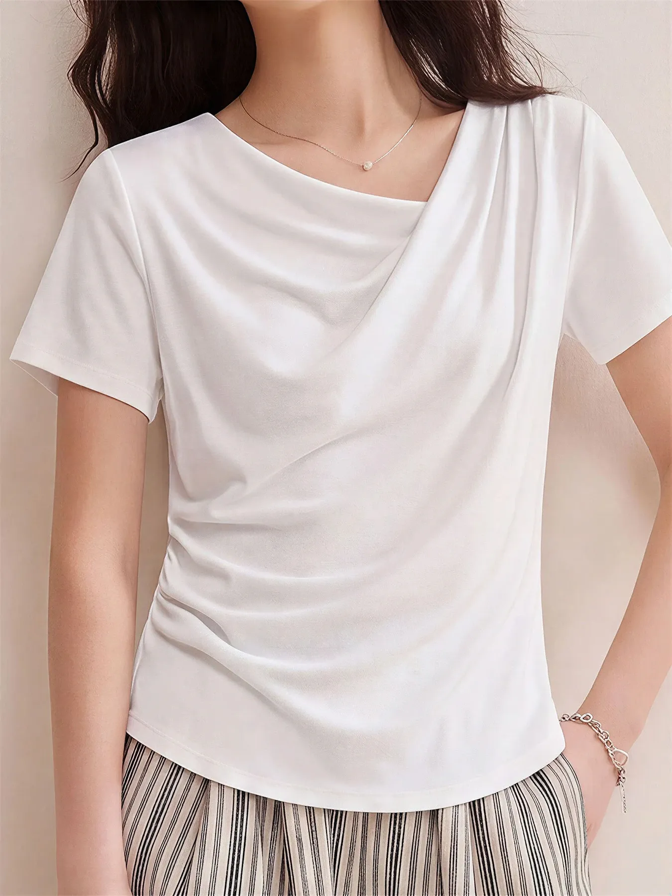 高級感溢れるドレープネックすっきり見え半袖Tシャツ 