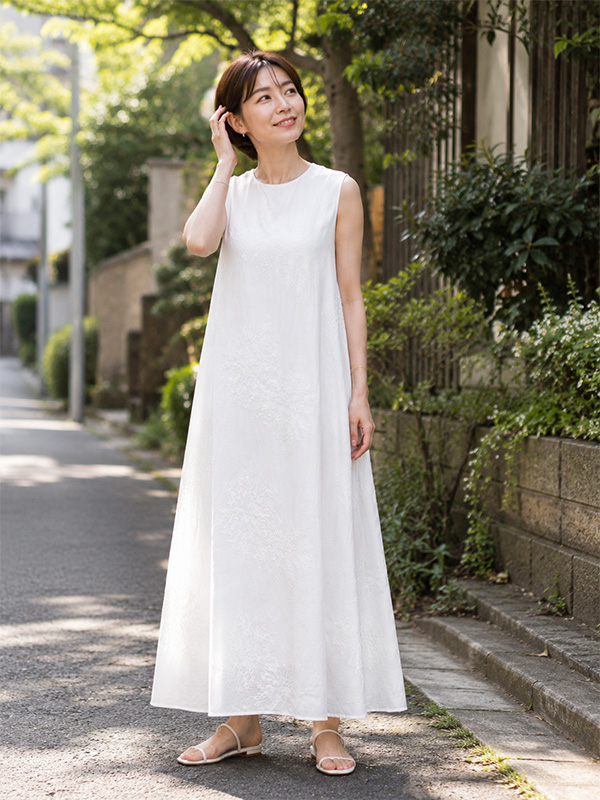 ゆったりシルエット細見え刺繍入り ノースリーブワンピース
