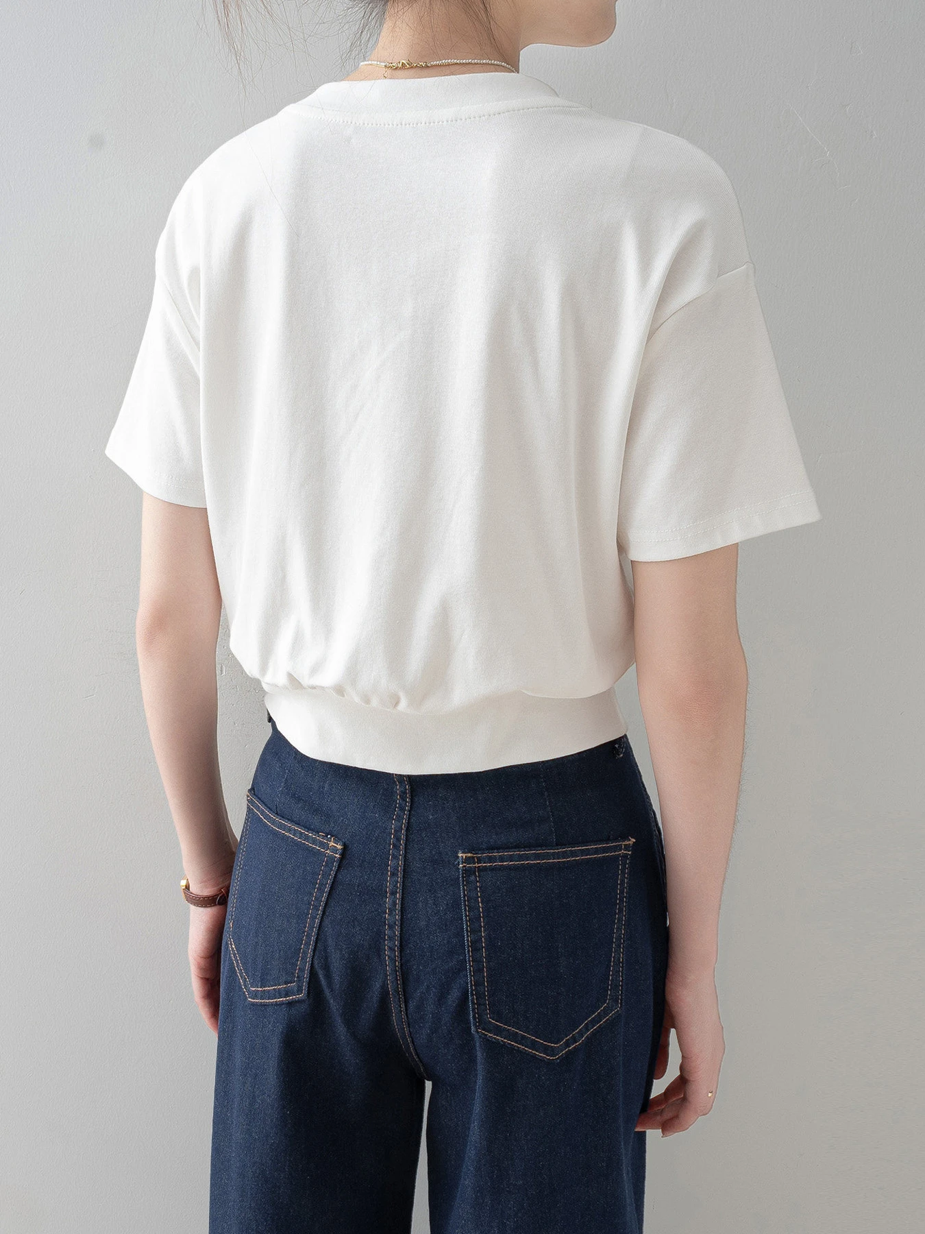 着回しやすい裾スリット入り半袖Tシャツ