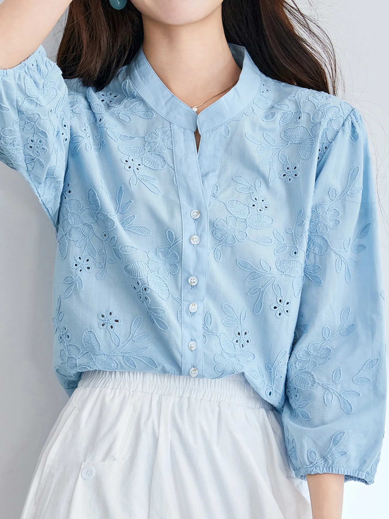 コットン100％レース刺繍入りVネックブラウス