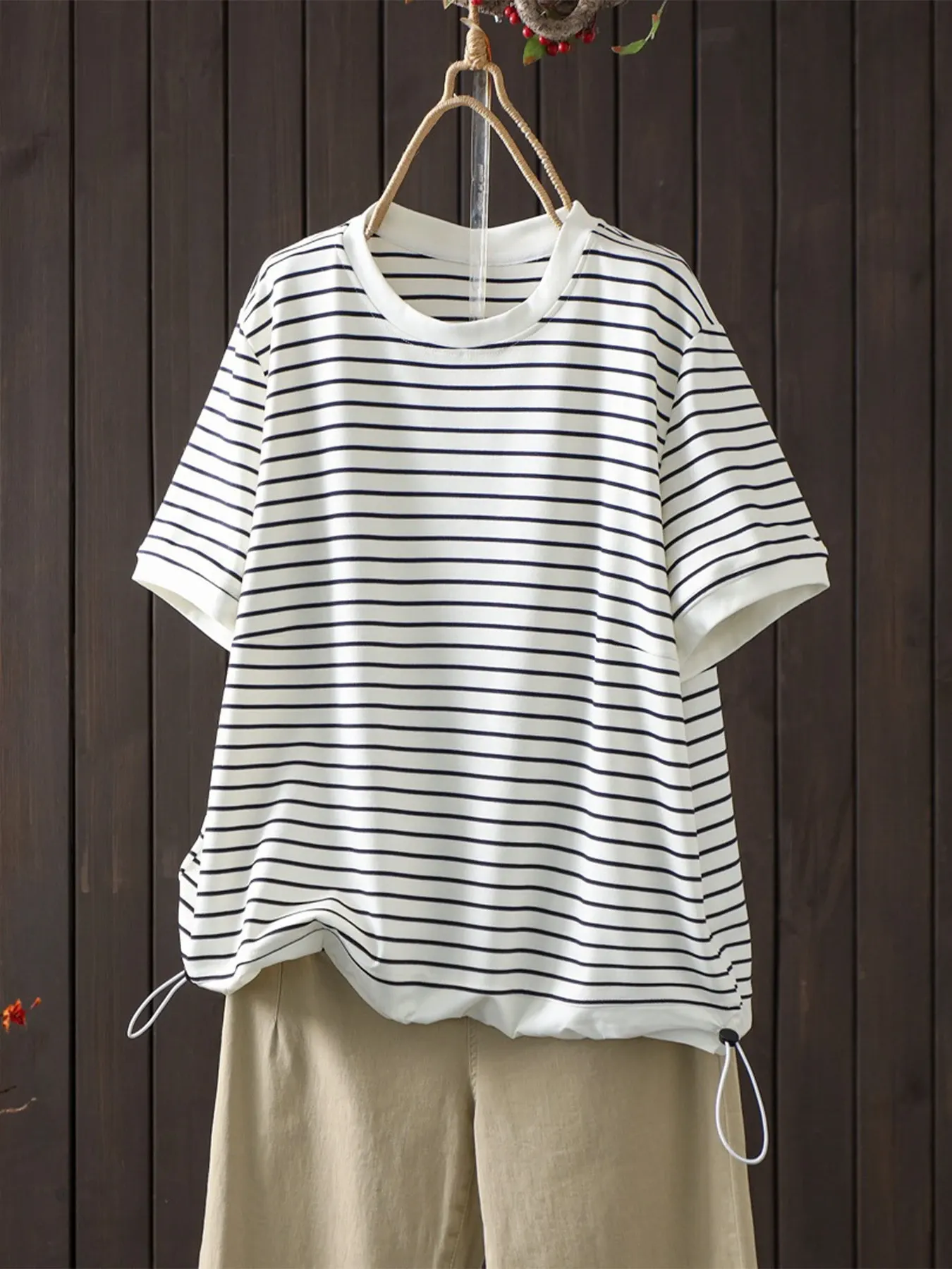 ボーダー柄クルーネック裾ドローストリング付き半袖Tシャツ