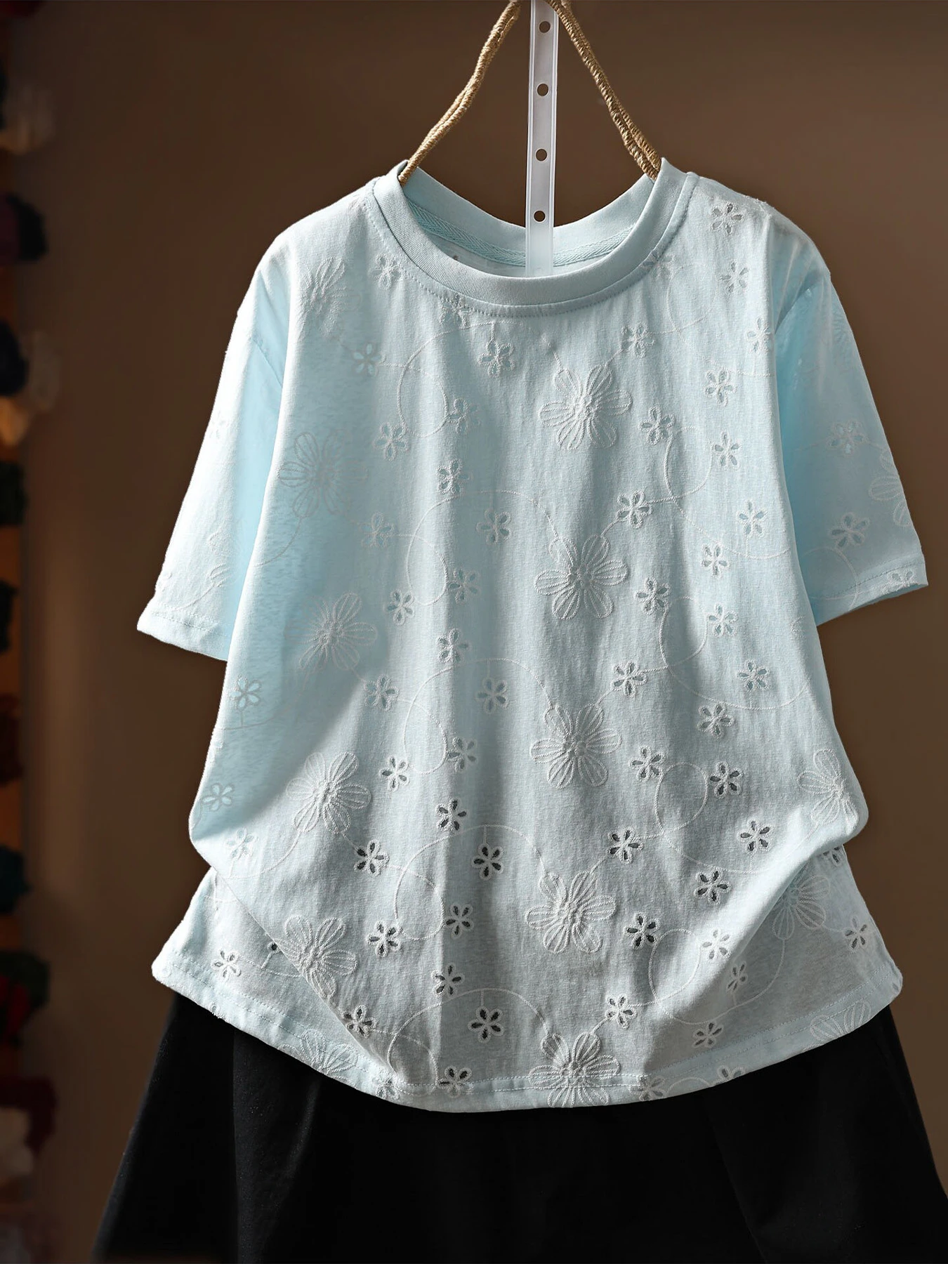 ゆったり花柄刺繍入りコットン半袖Tシャツ