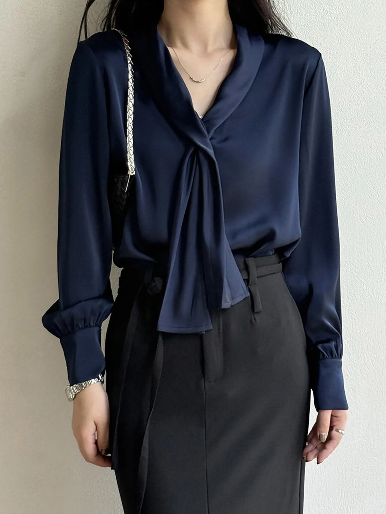 "落ち感のあるVネック長袖サテンブラウス "