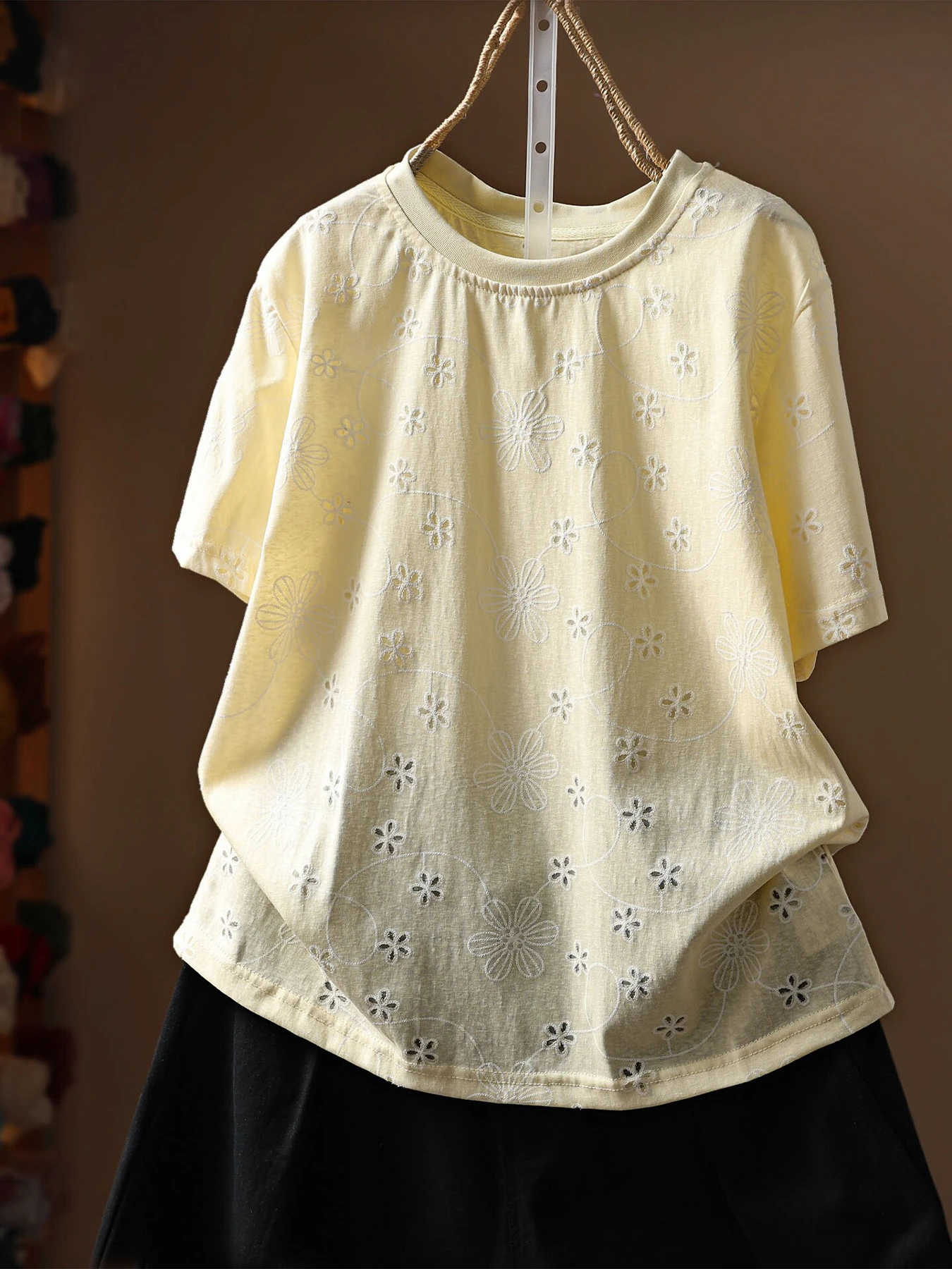 ゆったり花柄刺繍入りコットン半袖Tシャツ