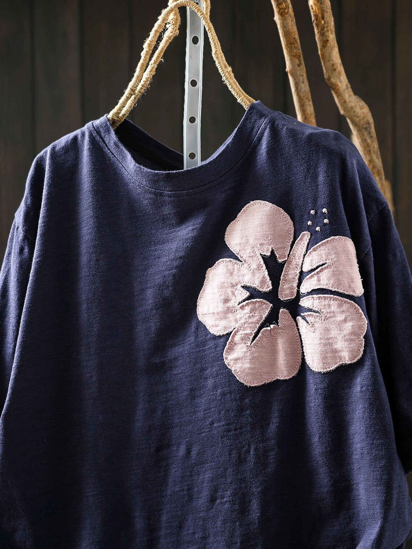 お洒落な花柄アップリケデザインの半袖Tシャツ