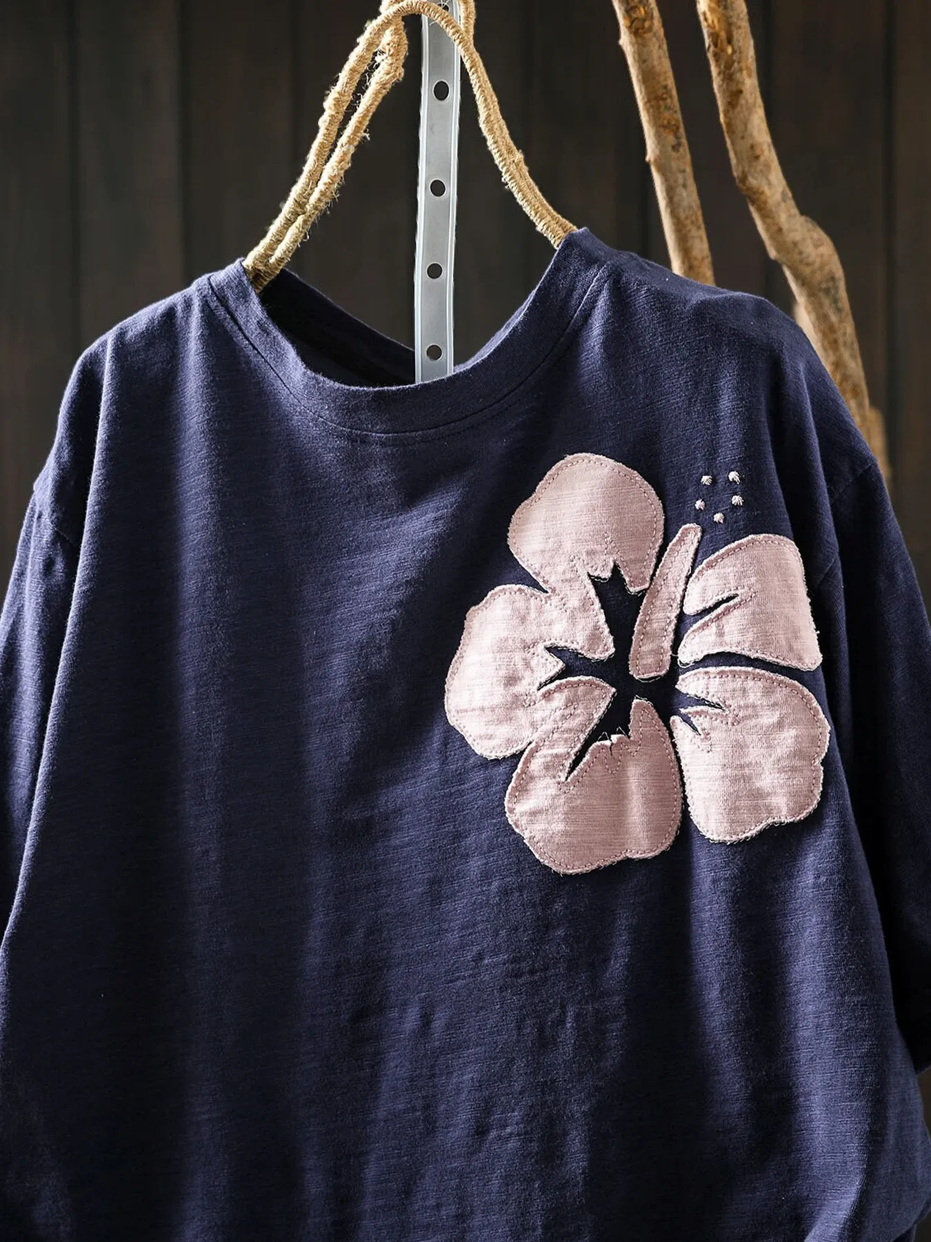 お洒落な花柄アップリケデザインの半袖Tシャツ