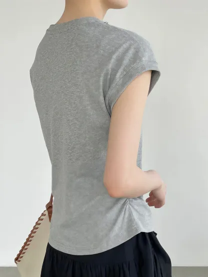 デザイン感のあるラウンドネックネックレス付きウエストマークスリット入り 細見え半袖Tシャツ