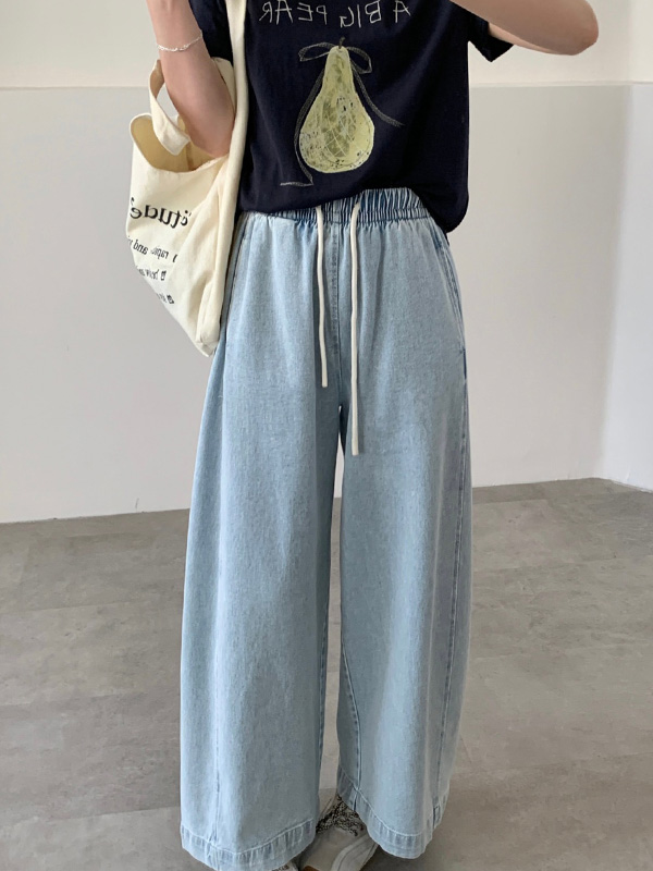ゆったりカジュアルなワイドデニムパンツ