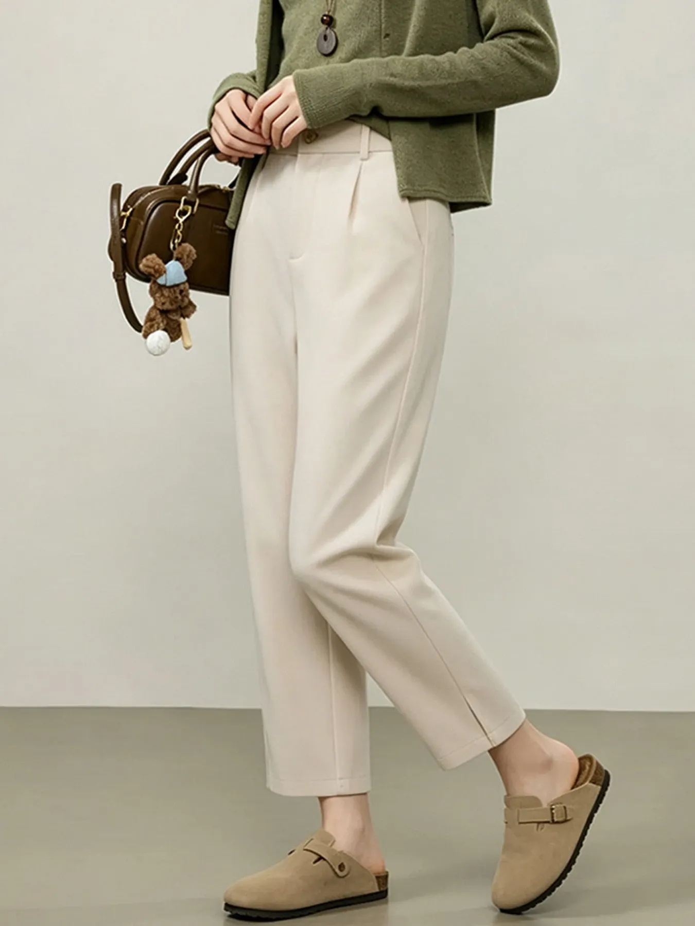 ゆったりストレッチ性のあるスリット入りストレートスラックス