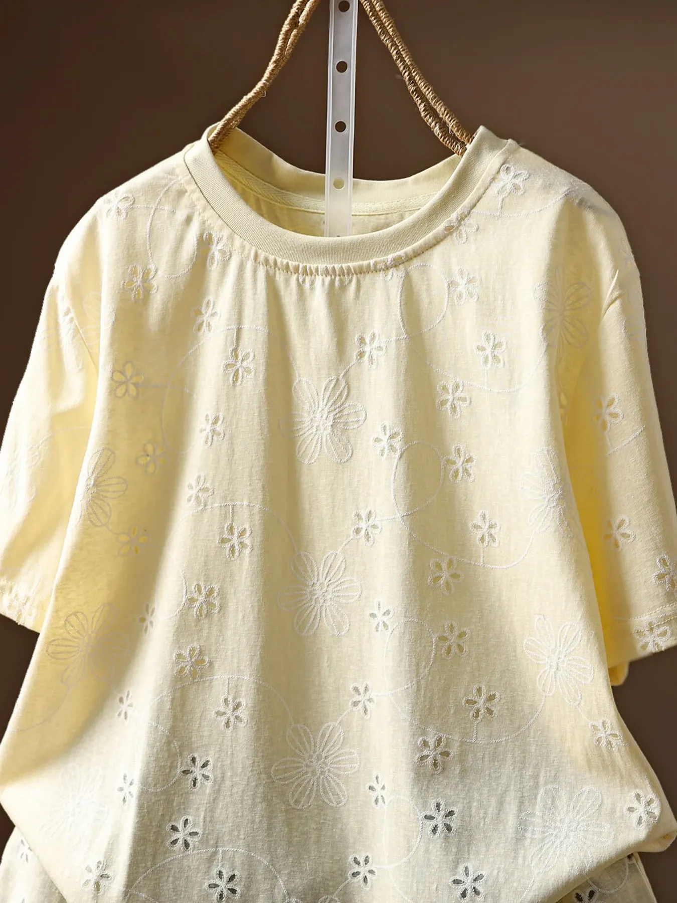 ゆったり花柄刺繍入りコットン半袖Tシャツ