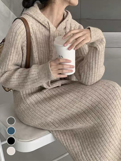 秋冬向けゆったり細見えフード付きミディアムロングニットワンピース