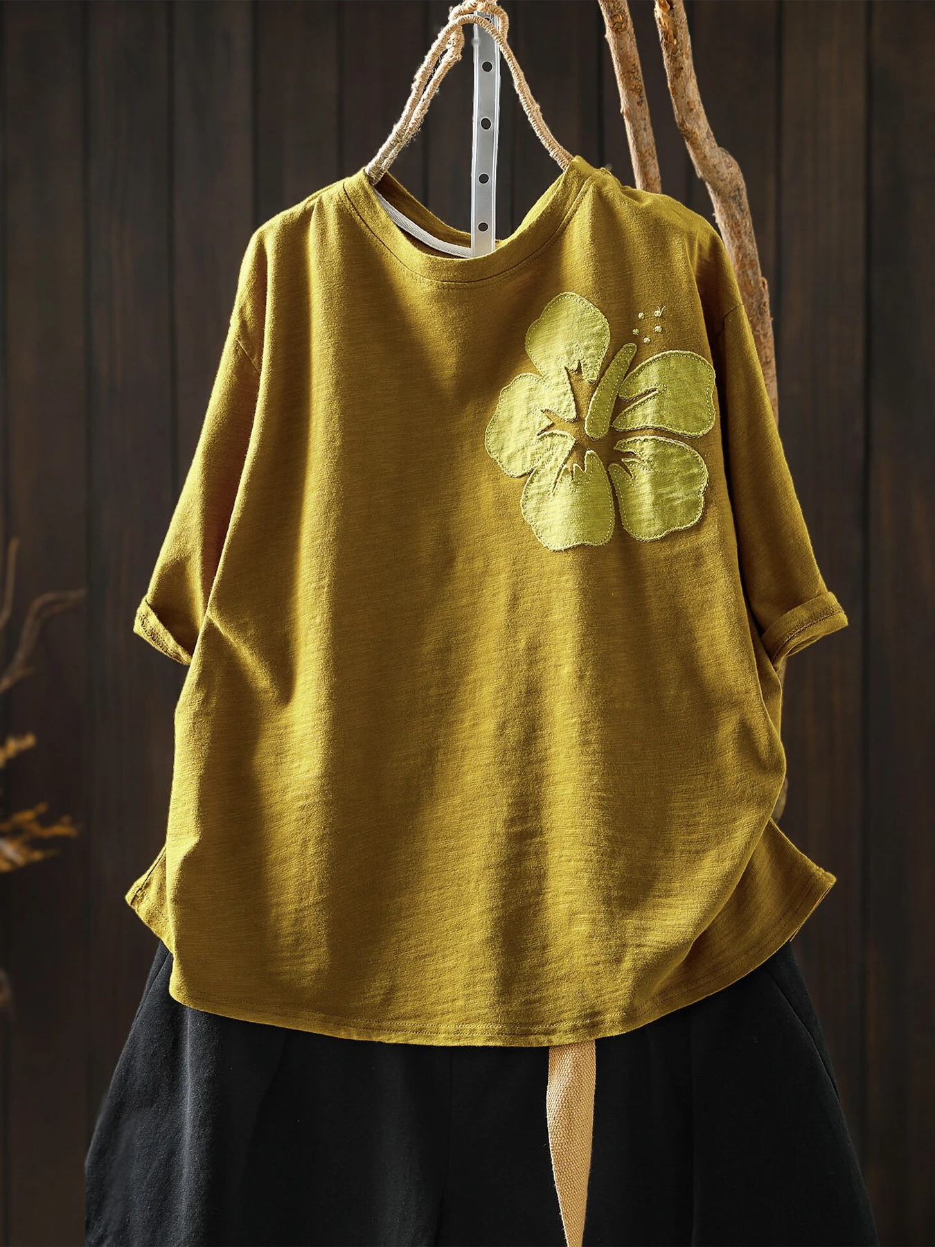お洒落な花柄アップリケデザインの半袖Tシャツ