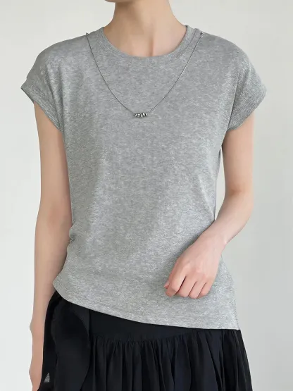 デザイン感のあるラウンドネックネックレス付きウエストマークスリット入り 細見え半袖Tシャツ